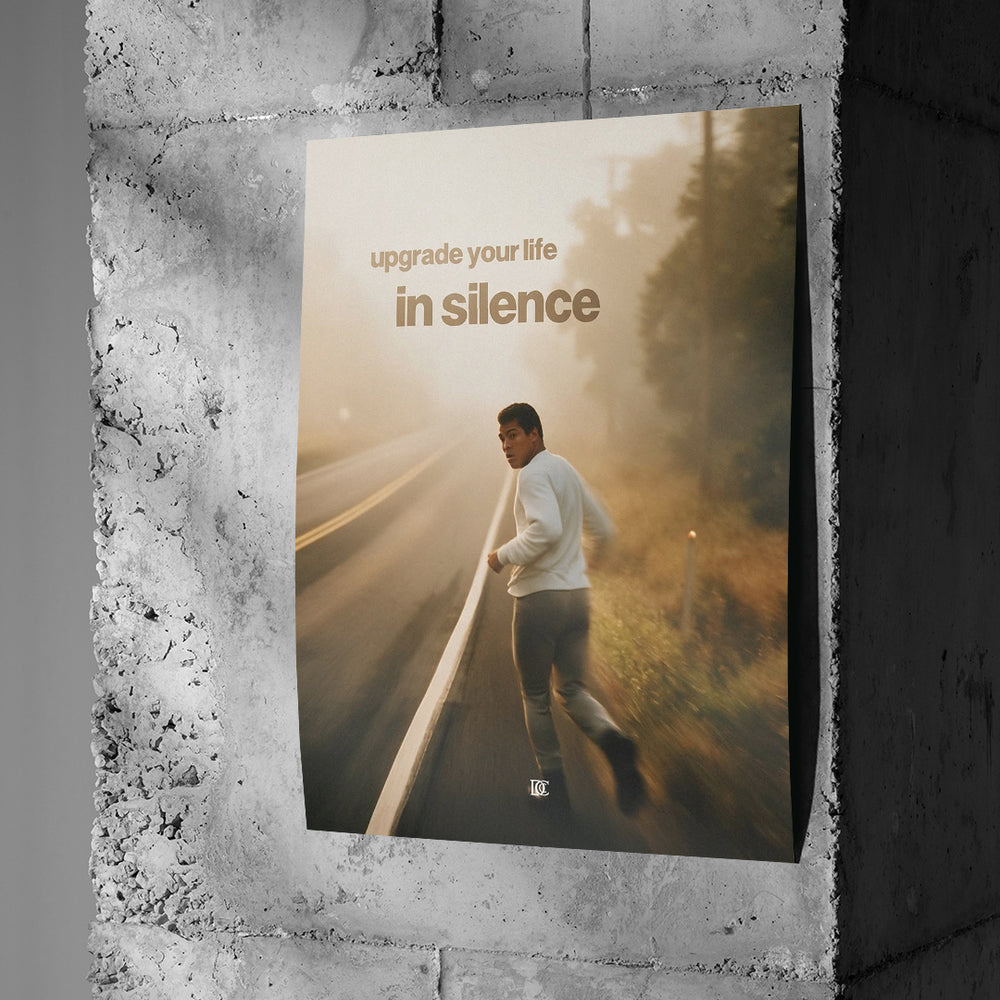 Poster Upgrade Your Life In Silence an einer Betonwand