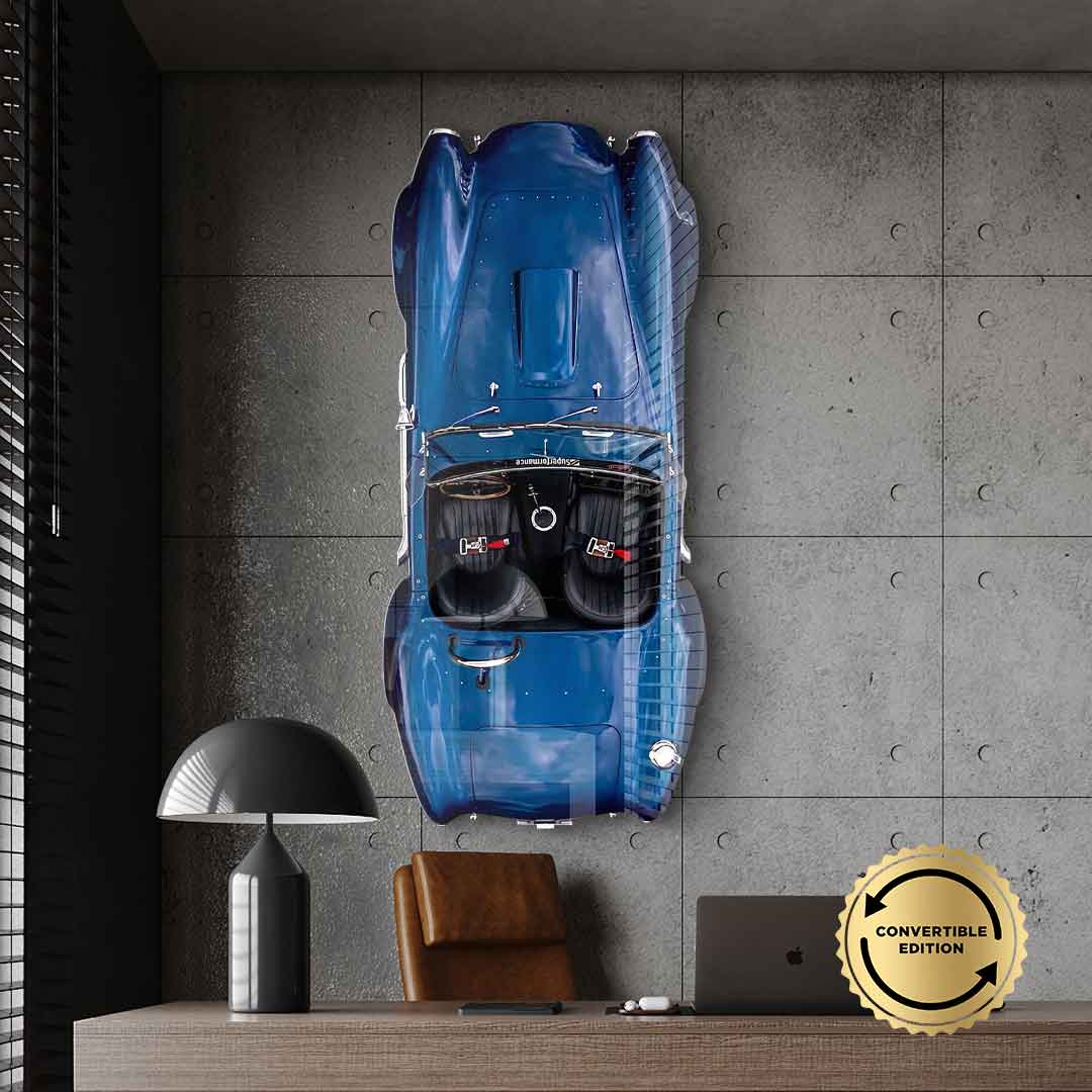 Wandskulptur 427 Roadster Full Blue an einer Betonwand im Arbeitszimmer