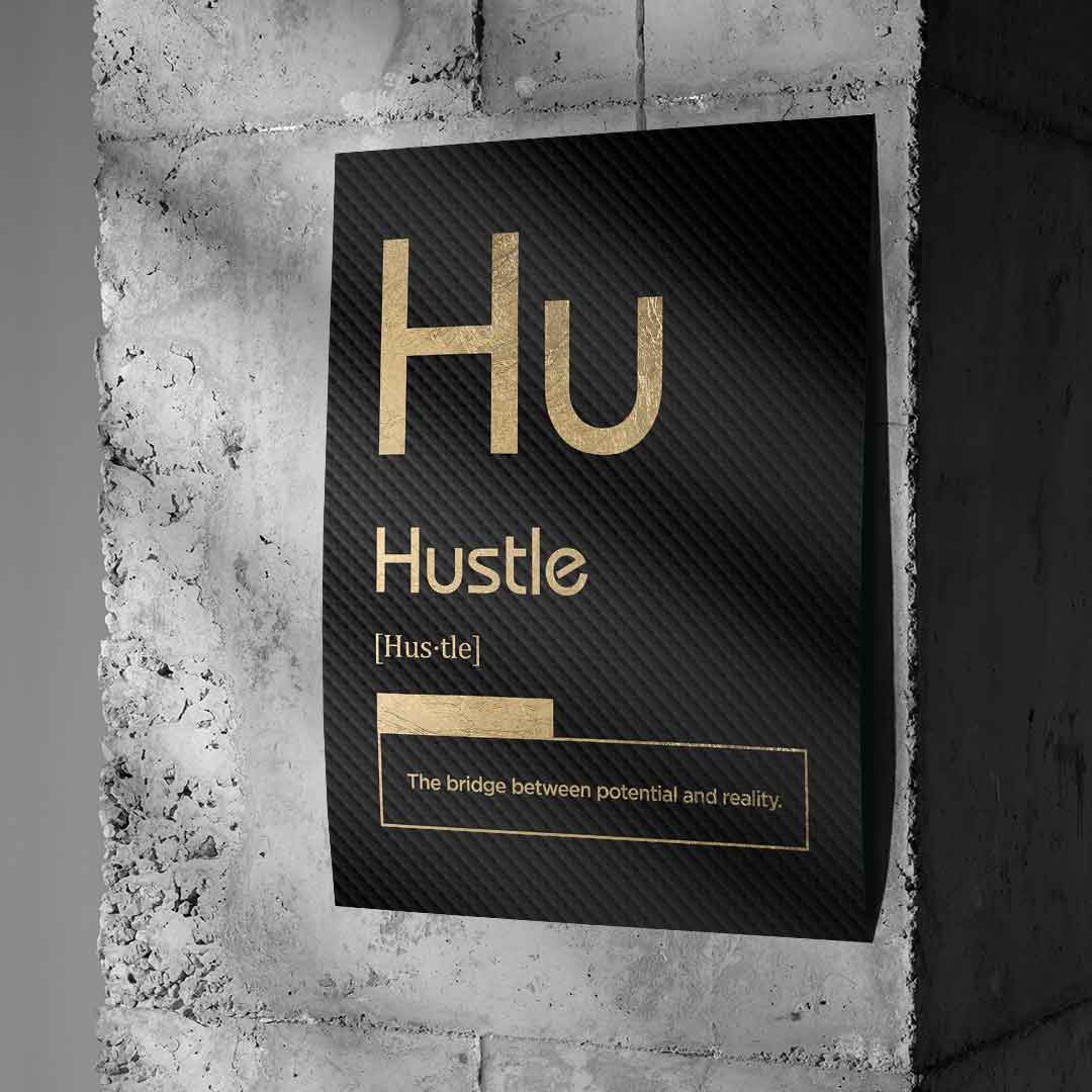 Hustle Poster Version Schwarz an Betonwand – Motivation Wandkunst | DOTCOMCANVAS®