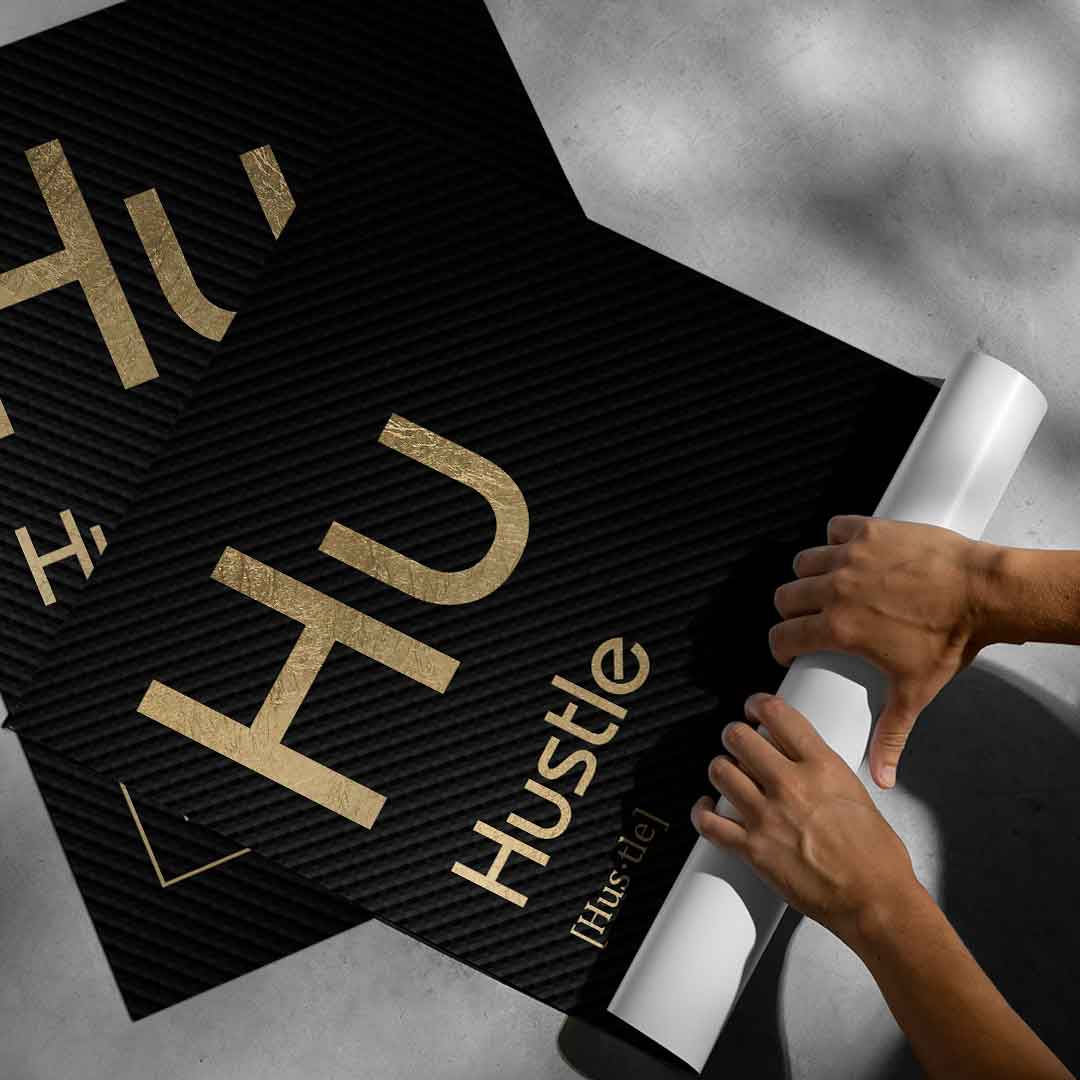 Hustle Poster Version Schwarz – Roll-up Display | DOTCOMCANVAS®