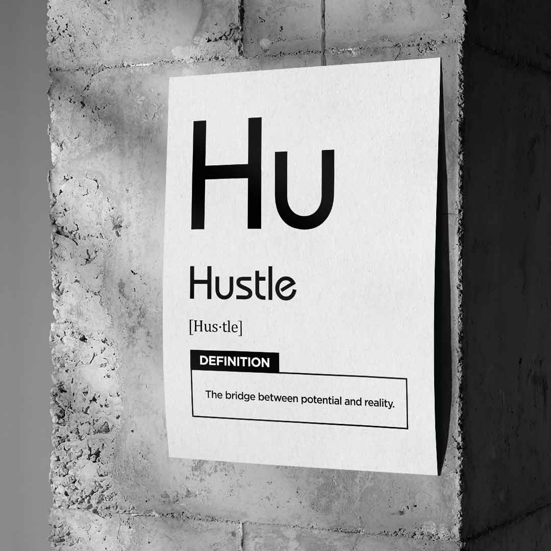 Hustle Poster Version Weiß an Betonwand – Motivation Wandkunst | DOTCOMCANVAS®