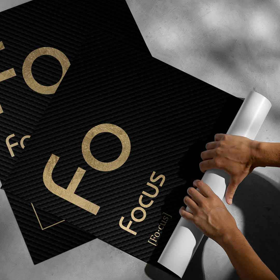 DOTCOMCANVAS® Focus (Fo) Poster Version Schwarz – aufgerollt