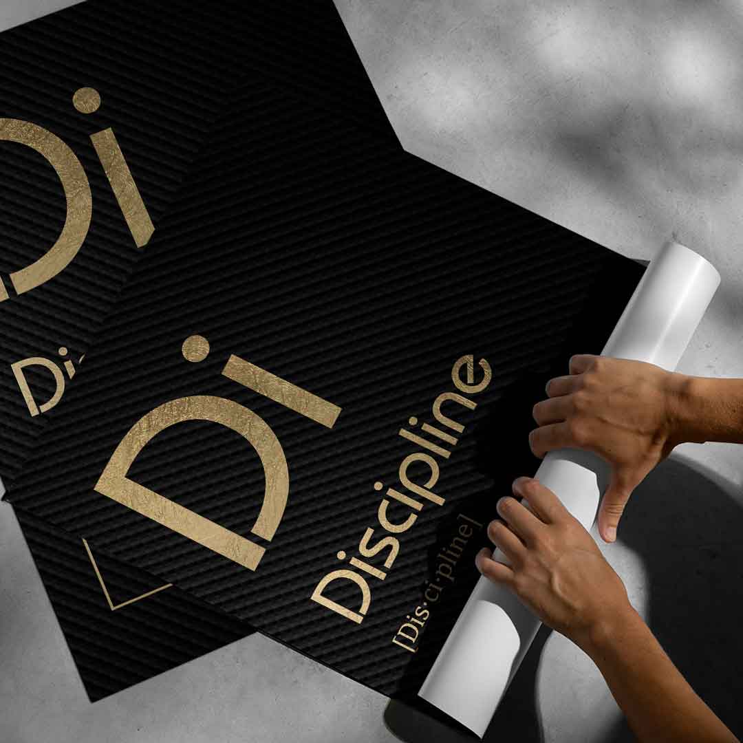 DOTCOMCANVAS® Discipline (Di) Poster Version Schwarz – aufgerollt