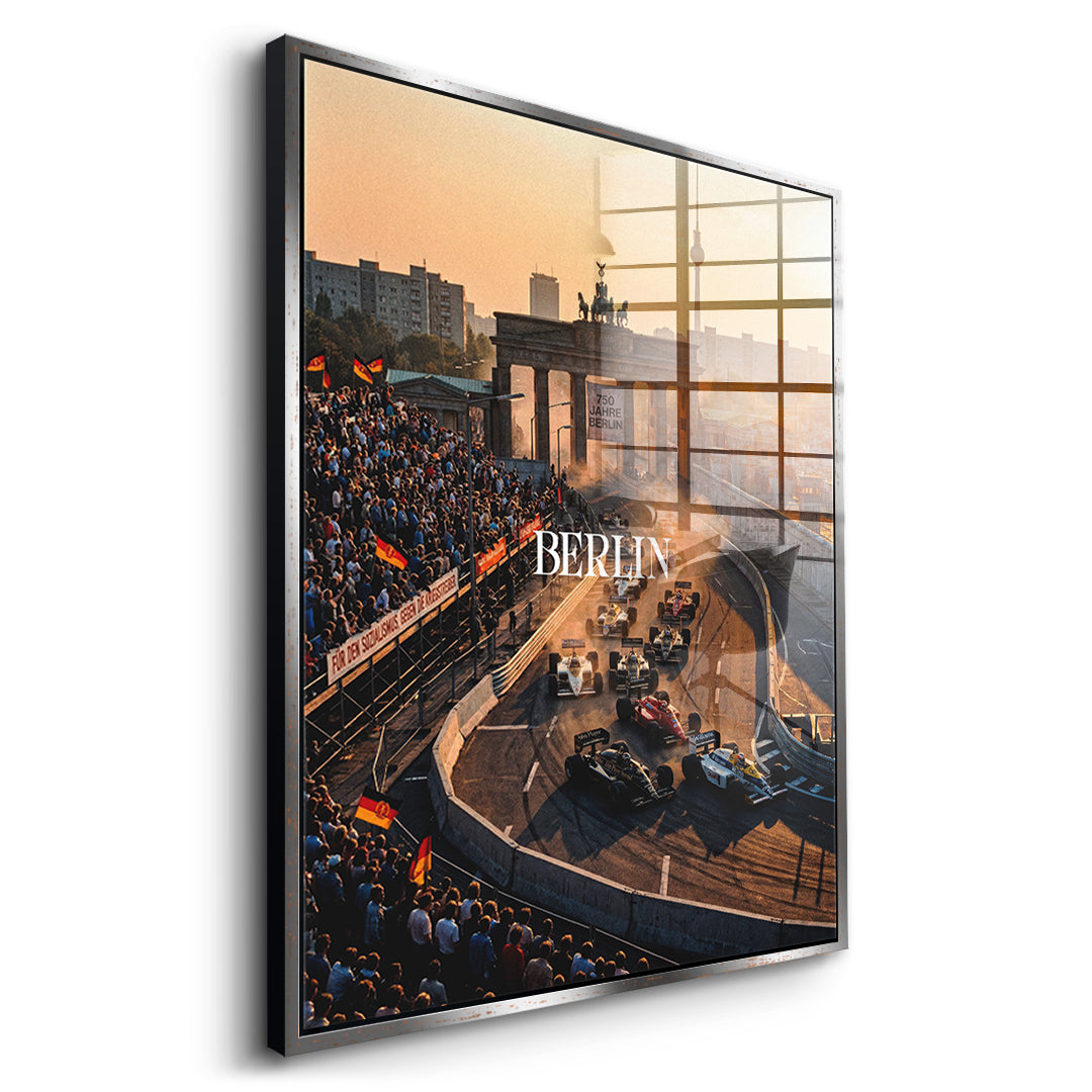 DOTCOMCANVAS Berlin F1 Acrylglasbild Seitenansicht mit Silberrahmen