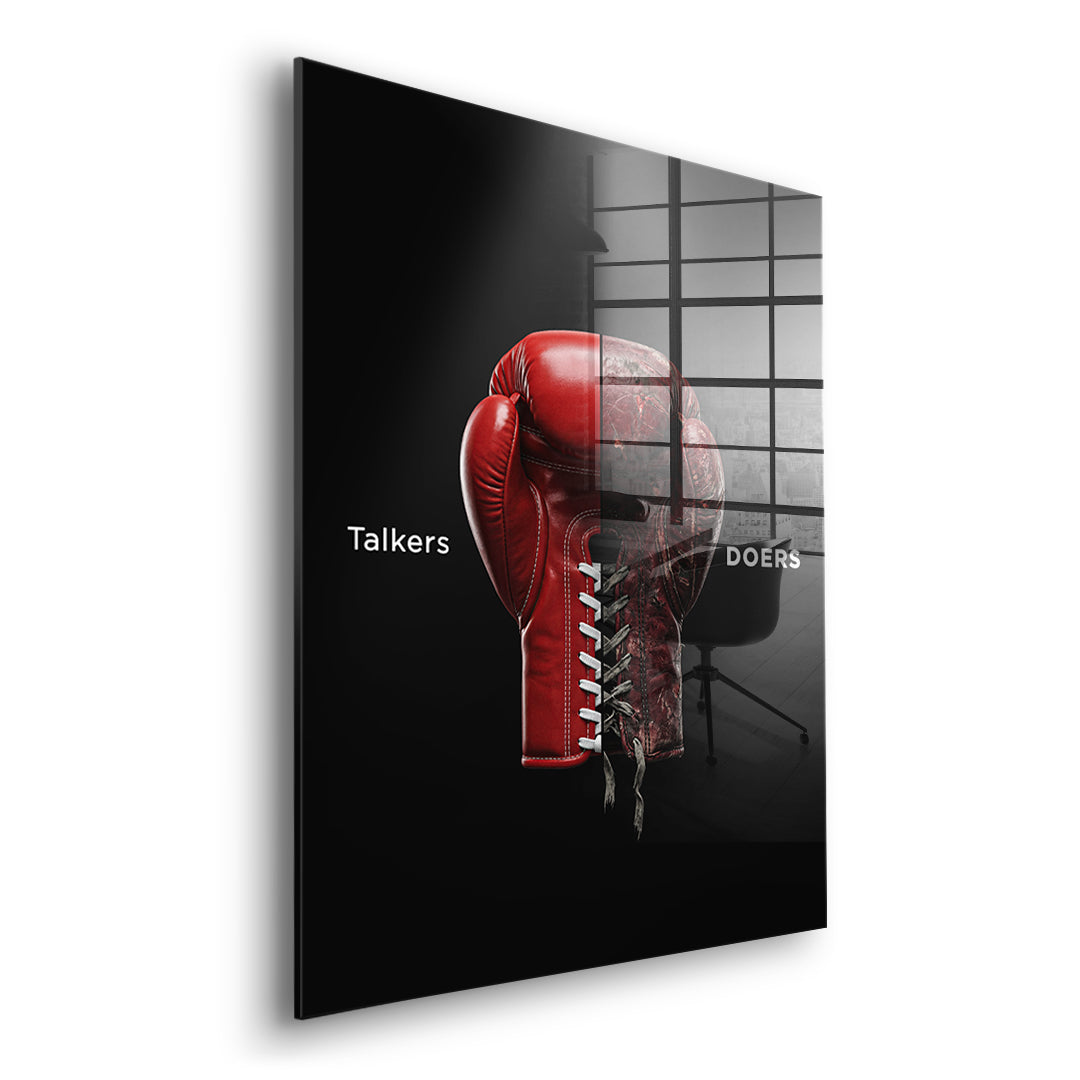 Seitenansicht des Acrylglasbilds Talkers Vs Doers Boxing ohne Rahmen