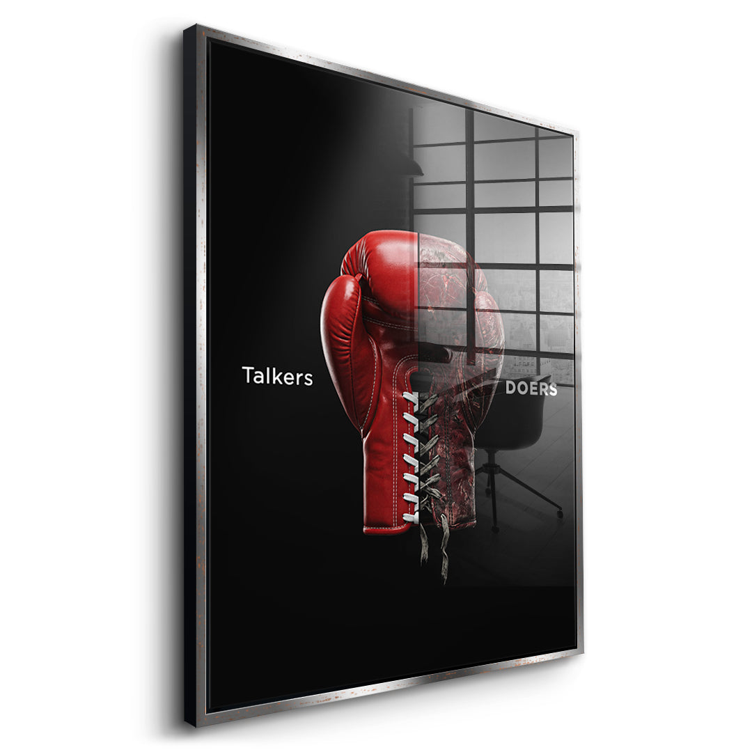 Seitenansicht des Acrylglasbilds Talkers Vs Doers Boxing im silbernen Rahmen