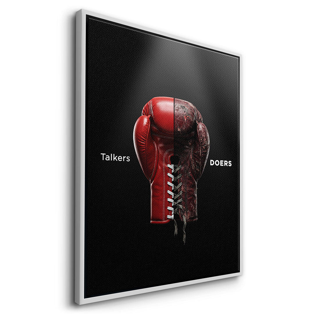 Seitenansicht des Leinwandbilds Talkers Vs Doers Boxing im weißen Rahmen