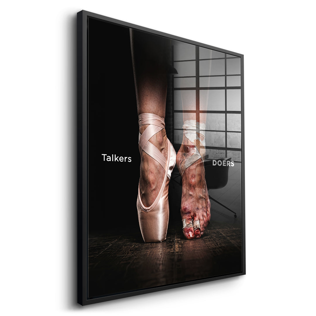 Seitenansicht des Acrylglasbilds Talkers Vs Doers Ballet im schwarzen Rahmen
