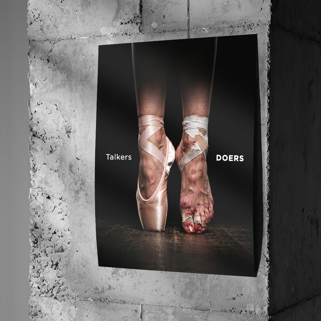 Poster Talkers Vs Doers Ballet an einer Betonwand