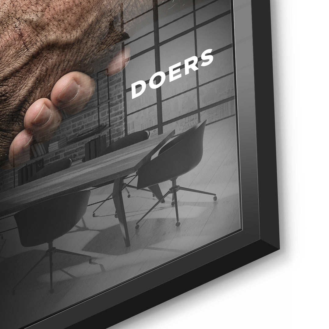 Detailaufnahme des 5mm Acrylglases, Talkers Vs Doers Handshake im schwarzen Rahmen