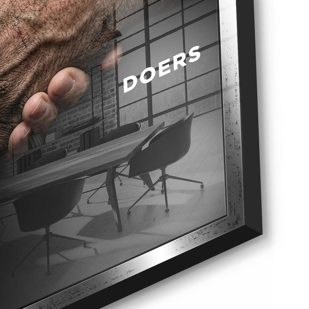 Detailaufnahme des 5mm Acrylglases, Talkers Vs Doers Handshake im silbernen Rahmen