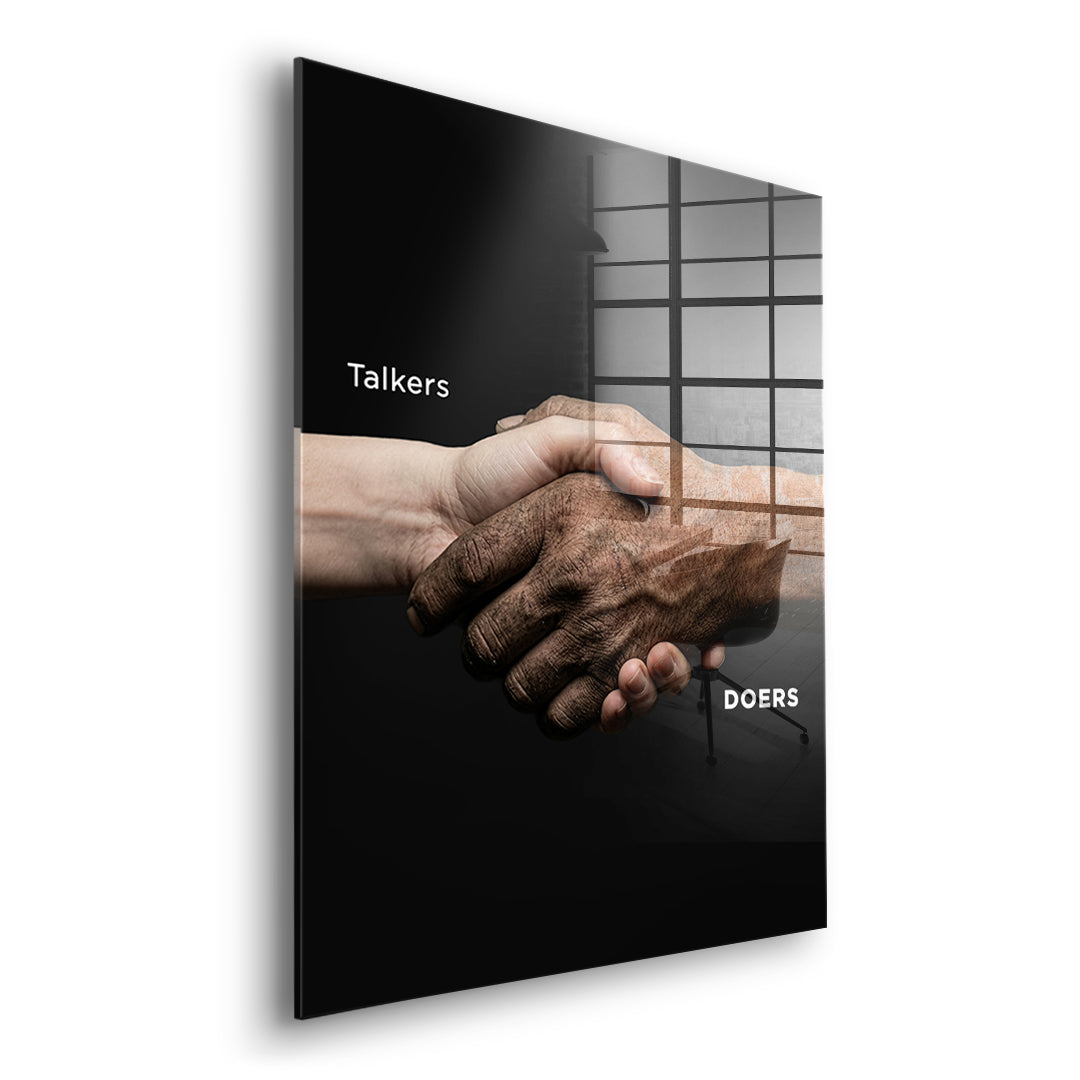 Seitenansicht des Acrylglasbilds Talkers Vs Doers Handshake ohne Rahmen