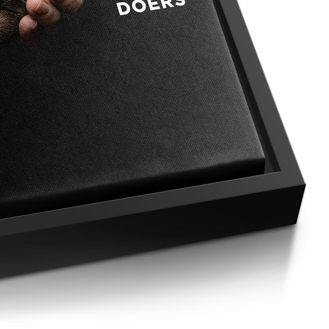 Detailaufnahme der Leinwandstruktur, Talkers Vs Doers Handshake im schwarzen Rahmen