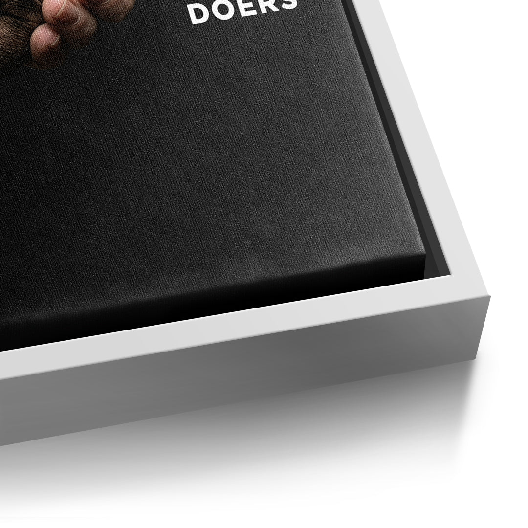 Detailaufnahme der Leinwandstruktur, Talkers Vs Doers Handshake im weißen Rahmen