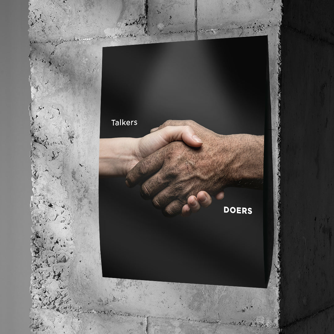 Poster Talkers Vs Doers Handshake an einer Betonwand