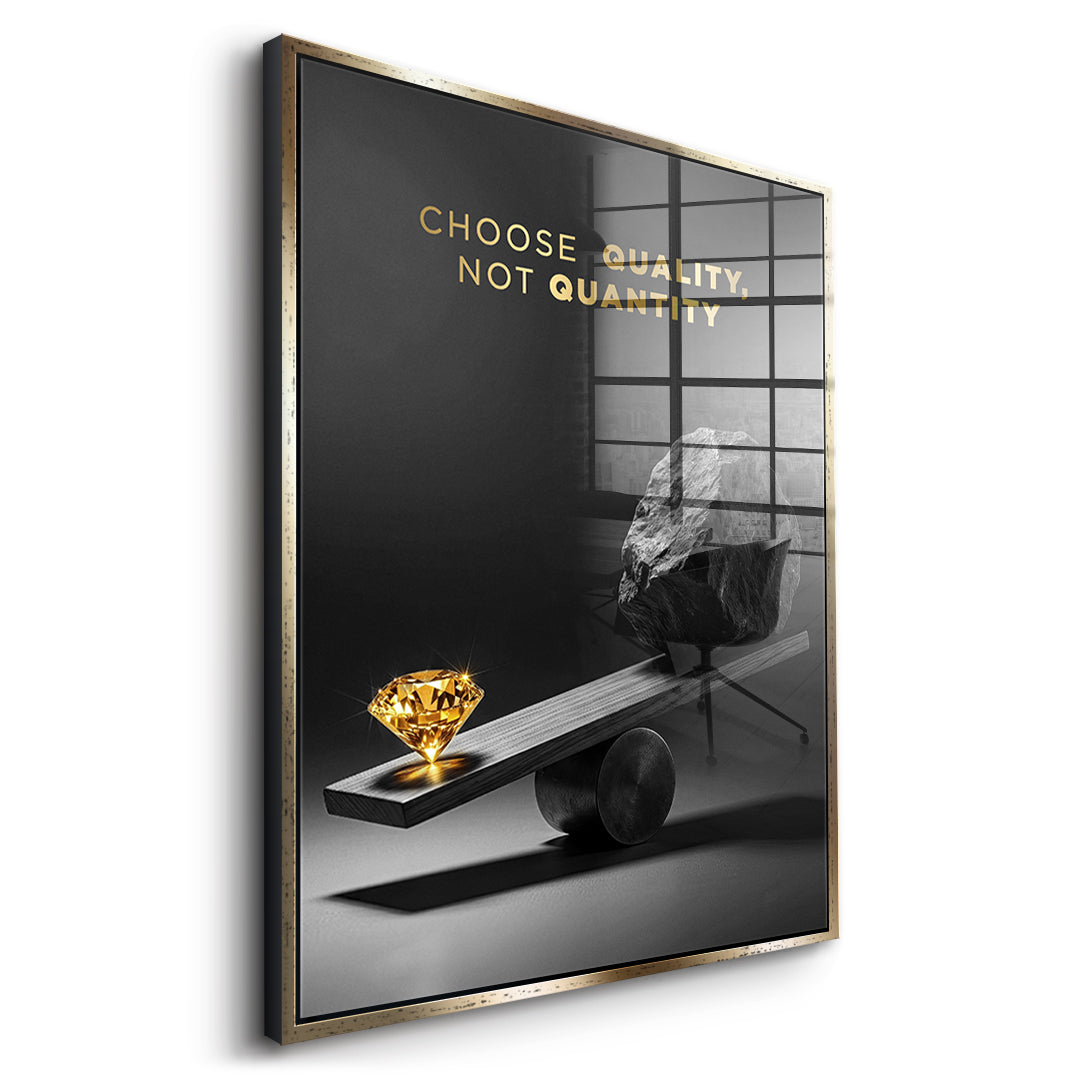 Seitenansicht des Acrylglasbilds Choose Quality, Not Quantity im goldenen Rahmen