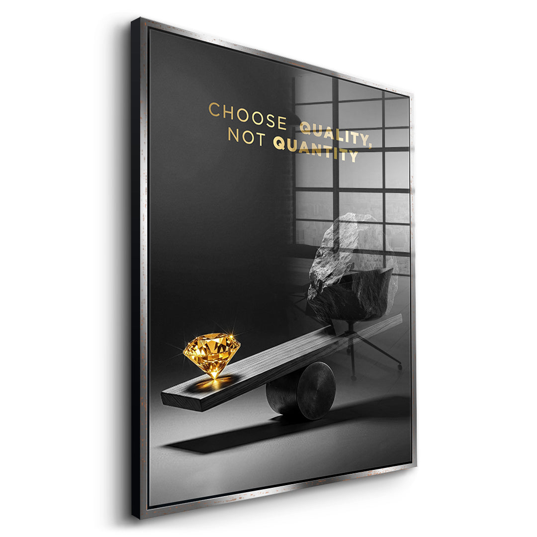 Seitenansicht des Acrylglasbilds Choose Quality, Not Quantity im silbernen Rahmen