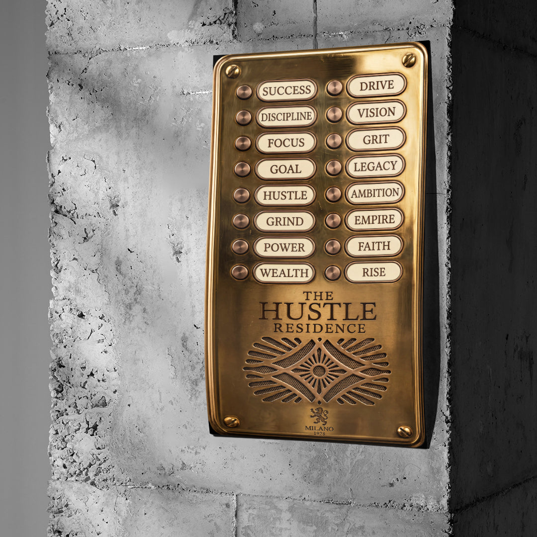 Poster Hustle Residence an einer Betonwand
