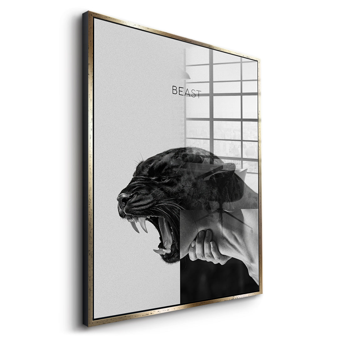 Seitenansicht des Acrylglasbilds Beast Grey im goldenen Rahmen