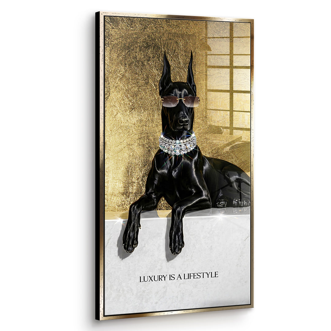 Seitenansicht des Acrylglasbilds Luxury Is A Lifestyle im goldenen Rahmen