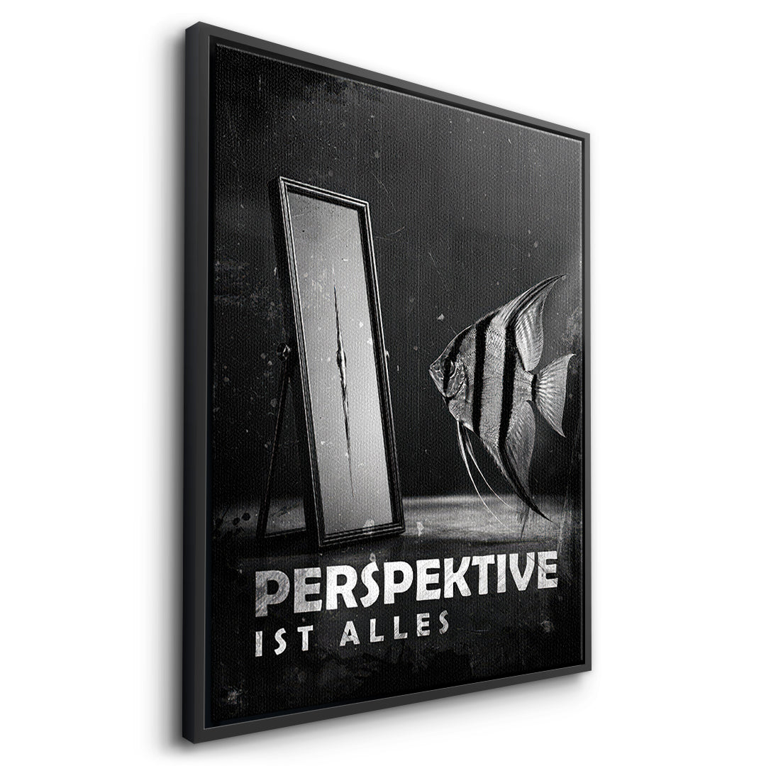 Seitenansicht des Leinwandbilds Perspective Is Everything (Deutsch) im schwarzen Rahmen