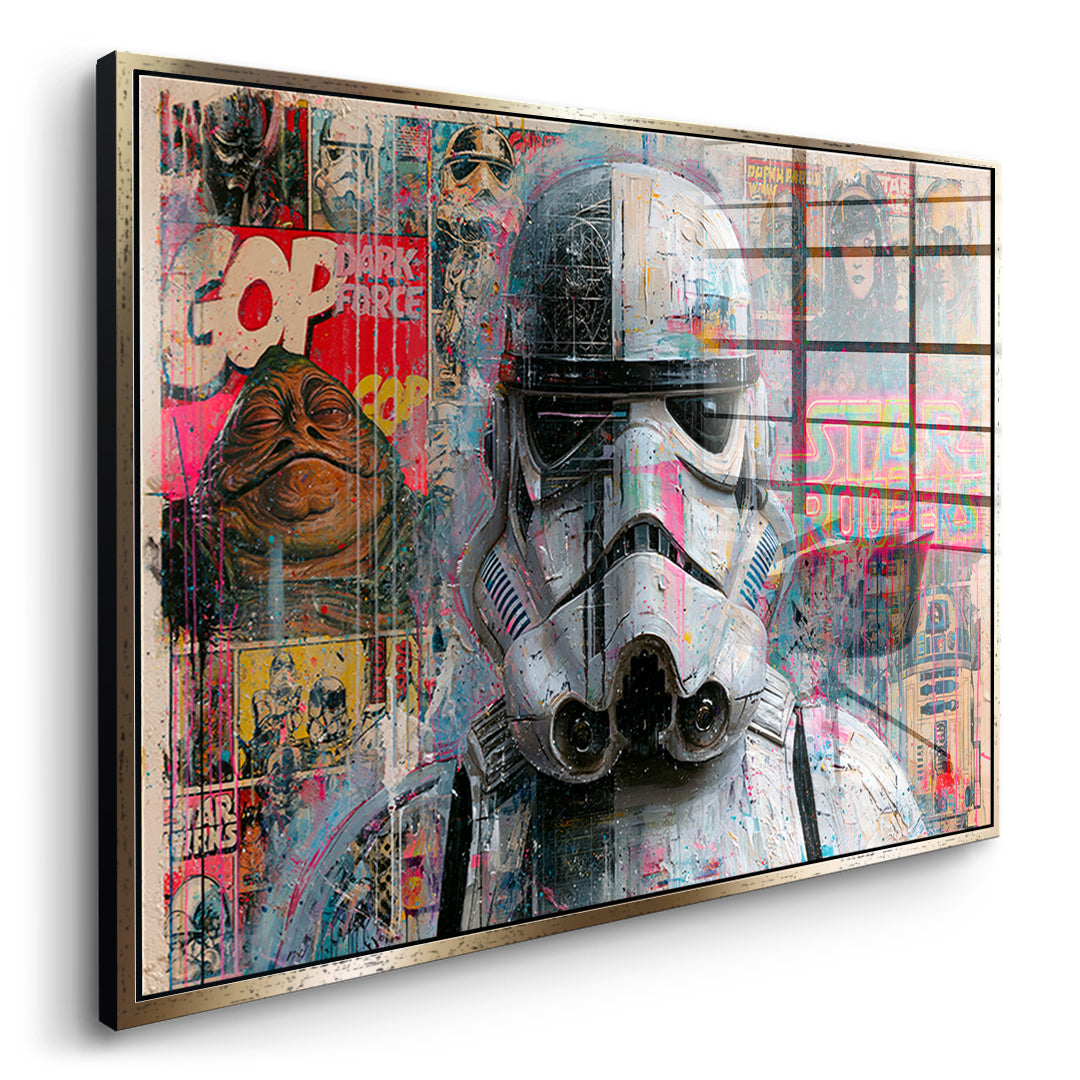 Seitenansicht des Acrylglasbilds Neon Trooper im goldenen Rahmen