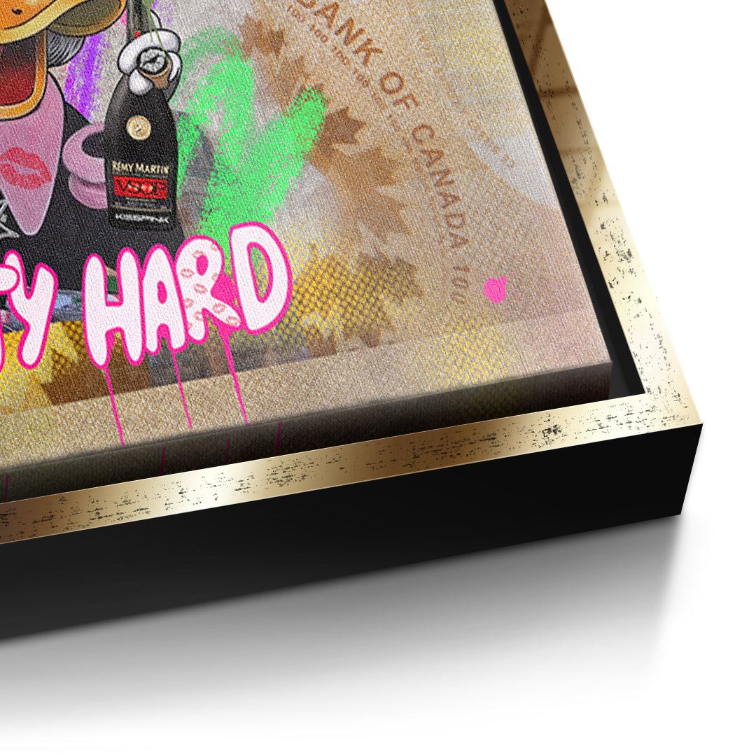 Detailaufnahme der Leinwandstruktur, Work Hard Party Hard im goldenen Rahmen