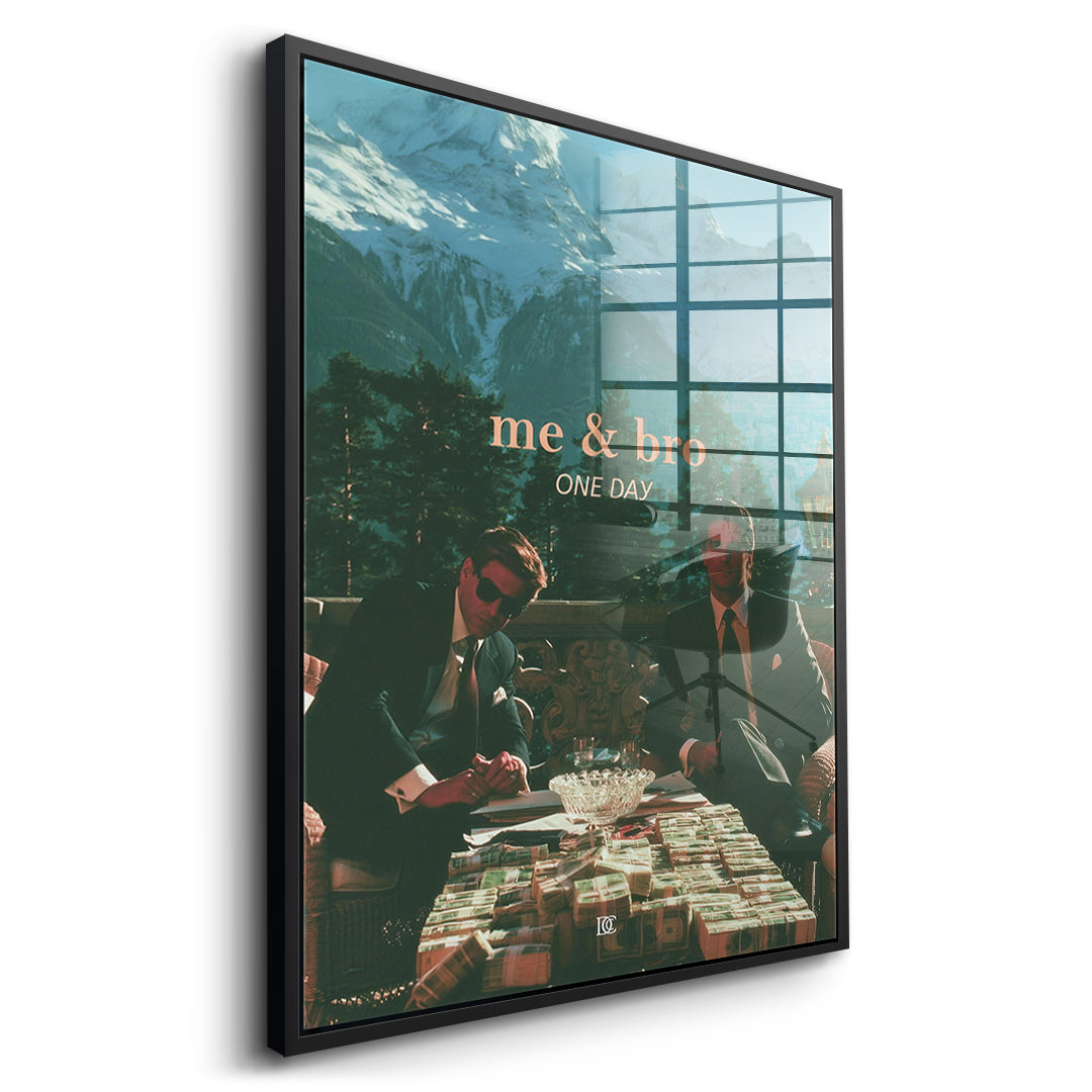 Seitenansicht des Acrylglasbilds Me & Bro One Day im schwarzen Rahmen