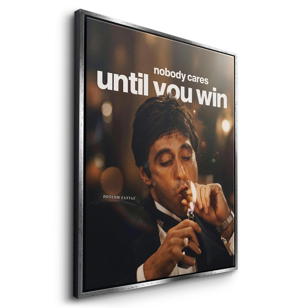 Seitenansicht des Leinwandbilds Nobody Cares Until You Win im silbernen Rahmen