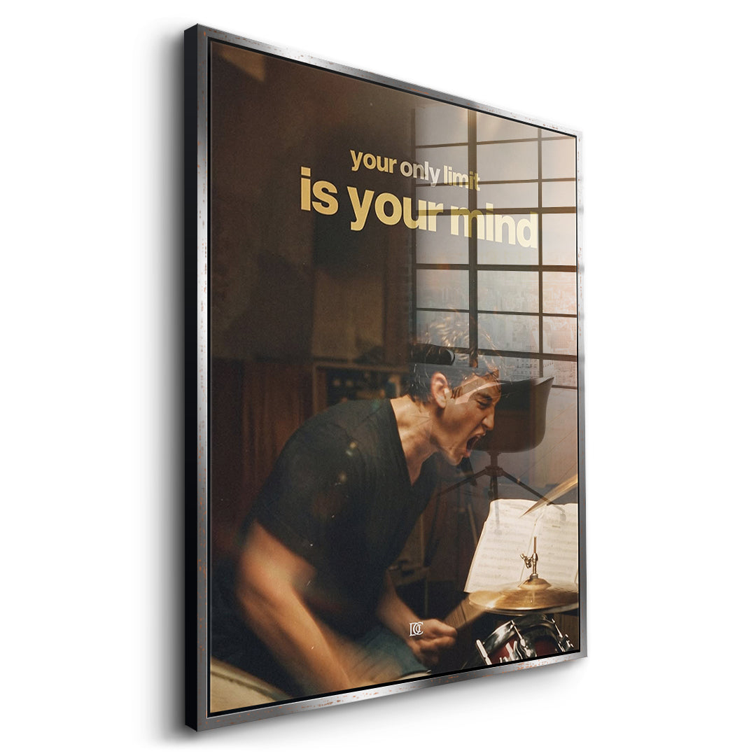 Seitenansicht des Acrylglasbilds Your Only Limit Is Your Mind Vintage im silbernen Rahmen