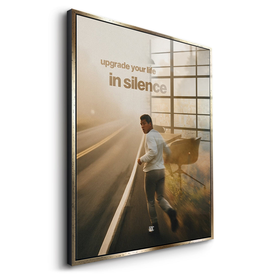 Seitenansicht des Acrylglasbilds Upgrade Your Life In Silence im goldenen Rahmen