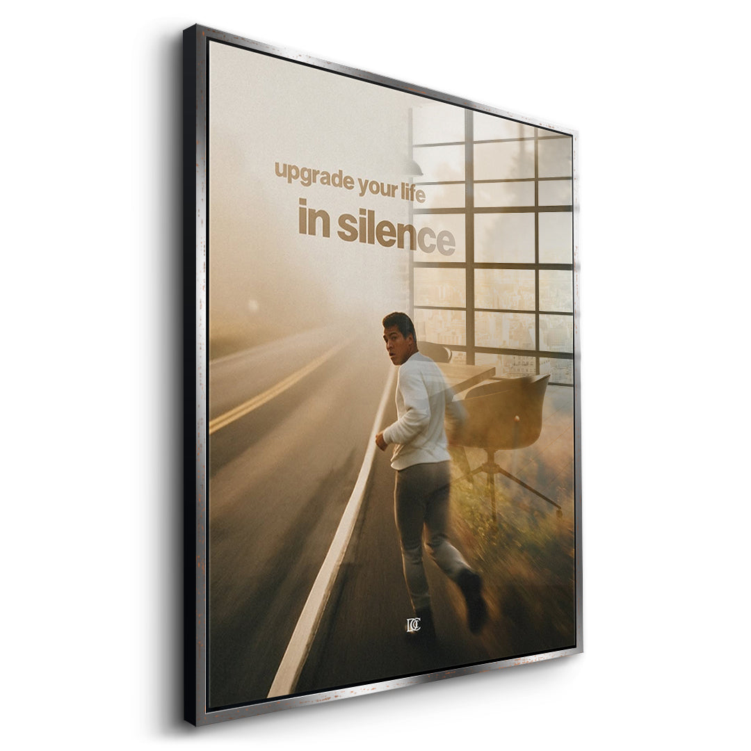 Seitenansicht des Acrylglasbilds Upgrade Your Life In Silence im silbernen Rahmen