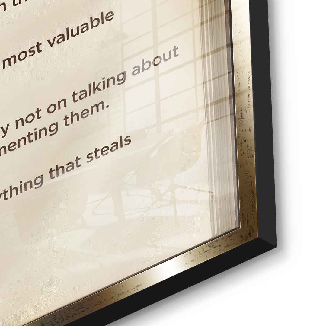 DOTCOMCANVAS® Focus book Acrylglasbild – Detailansicht goldener Rahmen