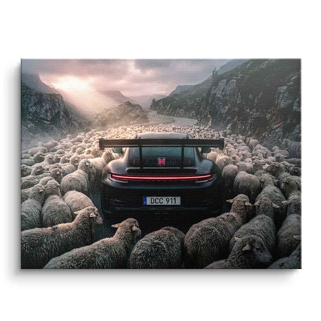 Porshe & Sheeps Leinwandbild ohne Rahmen – schwarzer Sportwagen inmitten einer Schafherde auf Bergpass