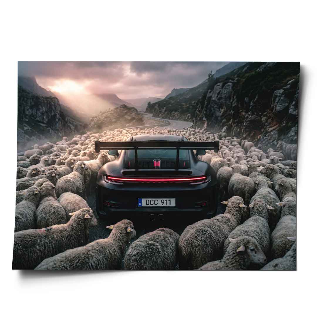 Porshe & Sheeps Poster – schwarzer Sportwagen inmitten einer Schafherde auf Bergpass